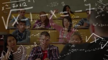 Matematiksel formüllerin arka plandaki dersler sırasında öğrenciler üzerindeki animasyonu. Eğitim kavramının dijital ortamda çözülmesi sorunu.