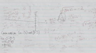 Matematiksel formüllerin animasyonu ve arkaplanda beyaz çizgili kağıt üzerinde yüzen çizimler. Eğitim kavramının dijital ortamda çözülmesi sorunu.