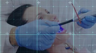 Dişçi koltuğunda ultraviyole ışık kullanan kadın hastayı tedavi eden eldivenli erkek dişçinin üzerinden akan moleküllerin animasyonu. Tıbbi diş tedavisi konsepti dijital bileşik.