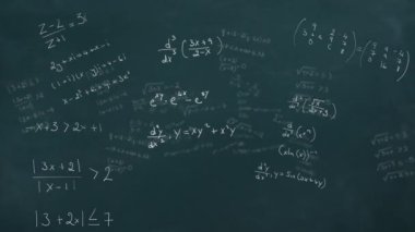 Geçmişi değişen dört animasyon matematiksel denklem paketi. Okula geri dön matematik eğitimi konsepti dijital olarak oluşturulmuş imaj.