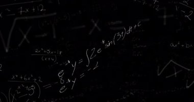 Siyah zemin üzerinde akan çoklu matematiksel formüllerin animasyonu. Eğitim kavramının dijital ortamda çözülmesi sorunu.
