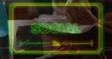 Yüz maskesi yapan kadın için Sosyal Mesafe 2 metre yeşil ve sarı neon renkli kelimelerin animasyonu. Covid 19 koronavirüs pandemik dijital kompozit sırasında karantinada kendini izole etme.