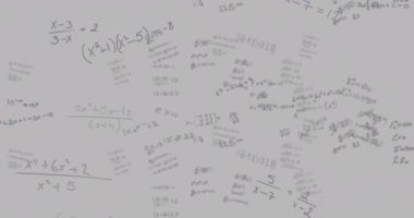 Gri arkaplanda yüzen matematiksel formüllerin animasyonu. Eğitim kavramının dijital ortamda çözülmesi sorunu.