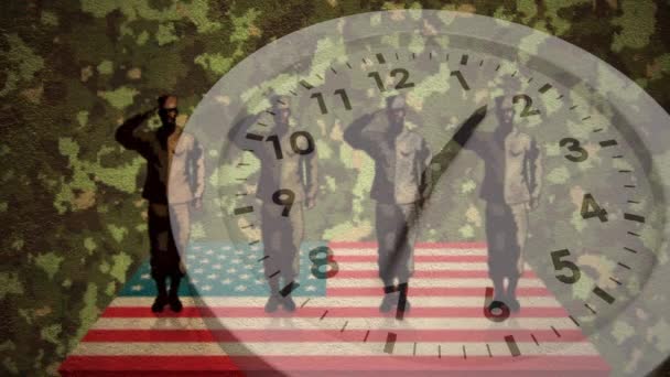 アメリカの旗星や縞模様で敬礼する4人の兵士の姿と 迷彩を背景に移動する時計のアニメーション アメリカの国旗愛国心の概念デジタルで生成されたイメージ — ストック動画