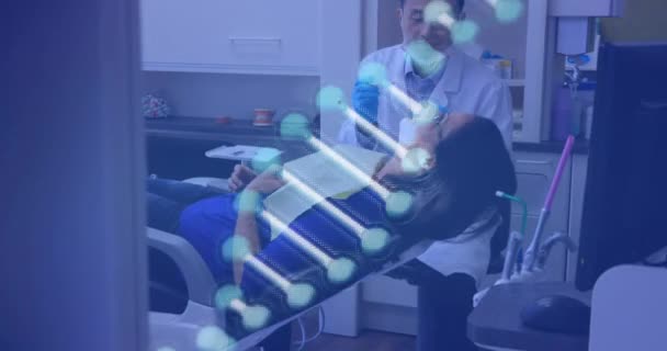 Dişçi Koltuğundaki Kadın Hastayı Tedavi Eden Yüz Maskeli Erkek Dişçinin — Stok video