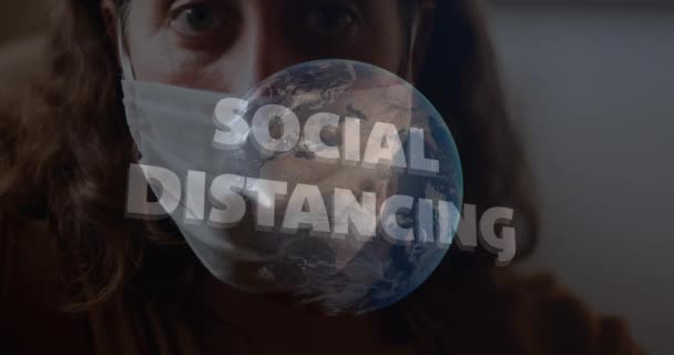 Animación Las Palabras Distanciamiento Social Globo Terráqueo Sobre Mujer Caucásica — Vídeo de stock