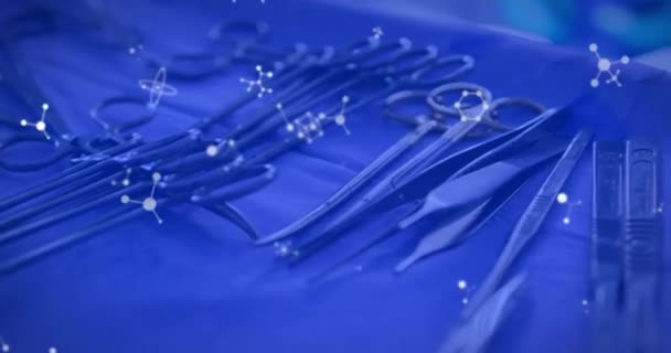 トレイに表示される外科用ツールの選択に流れる分子のアニメーション 外科医療のコンセプトデジタル複合体 — ストック動画