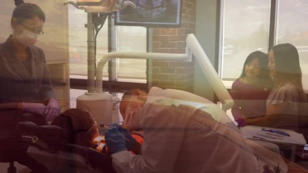 Анимация Стоматолога Мужчины Маске Лица Лечащего Ребенка Стоматологическом Кресле Семейным — стоковое видео