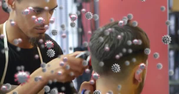 Animation Coronavirus Covid Cells Spreading Male Hairdresser Cutting Hair Male — Stock Video