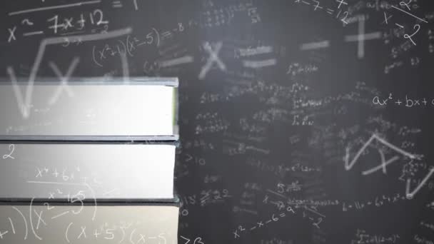 黒い背景に本の山の上に浮かぶ数学式のアニメーション 科学問題解決教育概念デジタル生成画像 — ストック動画