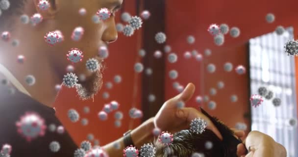 Animación Coronavirus Covid Células Extendiéndose Sobre Peluquería Masculina Cortando Pelo — Vídeos de Stock