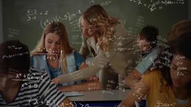 Sınıfın Arka Planında Bayan Öğretmen Öğrencilerle Matematik Formüllerinin Animasyonu Eğitim — Stok video