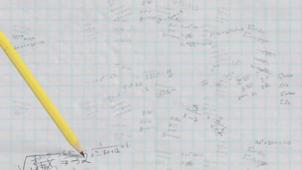 Animacja Formuł Matematycznych Przewijania Żółtym Ołówkiem Białym Kwadracie Papieru Tle — Wideo stockowe