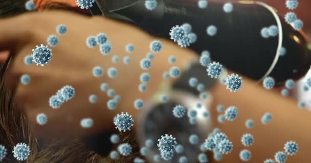 Animasi Dari Coronavirus Covid Sel Yang Tersebar Tangan Penata Rambut — Stok Video