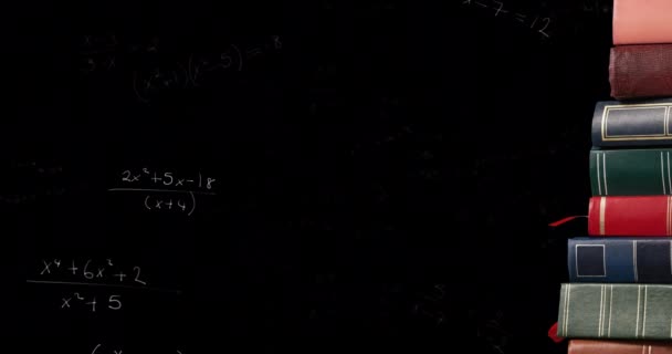 背景にある黒い黒板に本の山を移動する数式のアニメーション 科学問題解決教育概念デジタル生成画像 — ストック動画