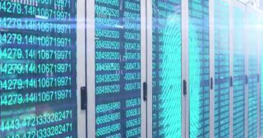 Sunucu odasındaki bilgisayar sunucularından geçen parmak izi taraması ve dijital bilginin animasyonu. İnternet hizmet sağlayıcısı veya veri işleme merkezi genel ağı.