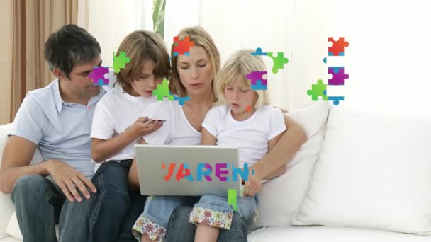 自閉症の認識月間のシンボルを形成する複数の色のパズル要素のアニメーション彼らの息子と娘とのカップル以上の希望 自動認識サポートコンセプトデジタル複合体 — ストック動画