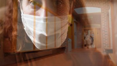 Coronavirus Covid 19 'un üniversite öğrencilerine karşı korunması için maskeli beyaz kadın portresinin animasyonu. Karantina karantinasında sosyal uzaklık ve kişisel izolasyon dijital kompozit.