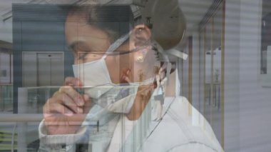 Koronavirüs Covid 19 'a karşı korunmak için maskeli Asyalı kadın animasyonu. Karantina karantinasında sosyal uzaklık ve kişisel izolasyon dijital kompozit.