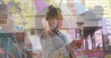 Koronavirüs Covid 19 'a karşı korunmak için maskeli Asyalı kadın animasyonu kutlama yapan çocuklara karşı akıllı telefon kullanıyor. Karantina karantinasında sosyal uzaklık ve kişisel izolasyon dijital kompozit.