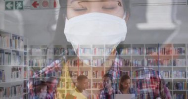 Koronavirüs Covid 19 'a karşı korunmak için maskeli Asyalı kadının animasyonu çok ırklı arkadaş grubunun çalışması üzerine. Karantina karantinasında sosyal uzaklık ve kişisel izolasyon dijital kompozit.