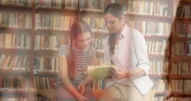 Koronavirüs Covid 19 'a karşı korunmak için maskeli beyaz kadın animasyonu kütüphanede öğretmen ve öğrenciye karşı. Karantina karantinasında sosyal uzaklık ve kişisel izolasyon dijital kompozit.