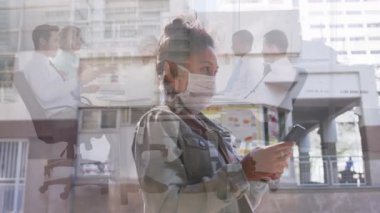 Koronavirüs Covid 19 'a karşı korunmak için maske takan Asyalı kadın animasyonu ofisteki insanlara karşı akıllı telefon kullanıyor. Karantina karantinasında sosyal uzaklık ve kişisel izolasyon dijital kompozit.