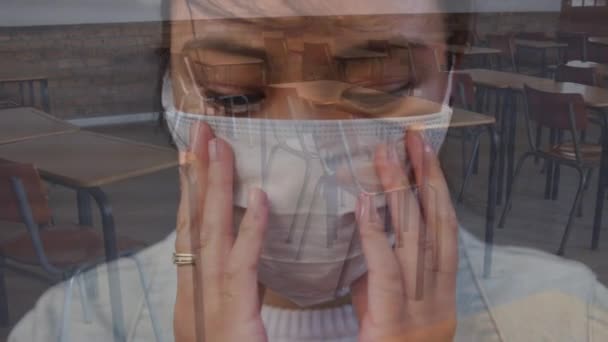 在空荡荡的教室里 为戴着面具的亚洲妇女提供了保护 使她们免受考薇19的侵害 隔离隔离数字组合中的社会疏离和自我隔离 — 图库视频影像