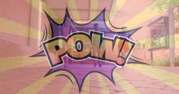 A Pow animációja! szöveg írt rajzfilm retro beszéd buborék az iskolás gyerekek fut folyosón sárga és rózsaszín csíkos háttér. Vintage képregény koncepció digitálisan generált kép.