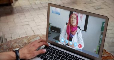 Kafkasyalı bir adamın laptopta melez bir kadın doktorla görüntülü sohbet ettiği animasyon. Karantina tecrit kavramında sosyal uzaklık ve kişisel izolasyon dijital bileşim.