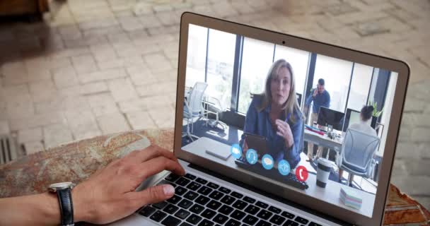 Animation Kaukasiske Mand Der Har Videochat Bærbar Computer Med Kvindelige – Stock-video