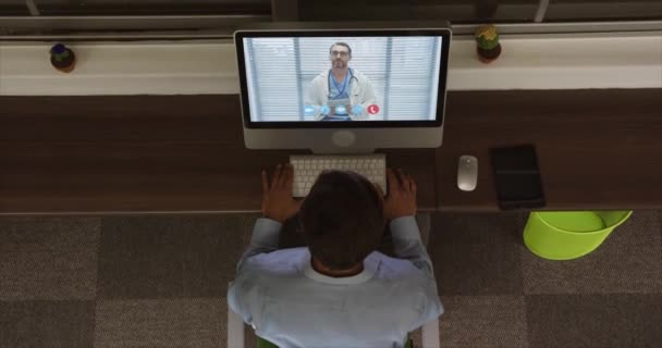 Animação Visão Aérea Homem Caucasiano Ter Vídeo Chat Computador Com — Vídeo de Stock