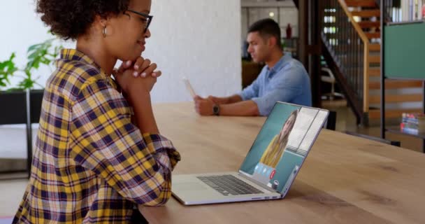 Animatie Van Gemengde Ras Vrouw Die Video Chat Laptop Computer — Stockvideo