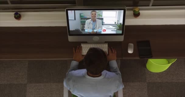 Animace Pohledu Bělocha Který Video Chat Počítači Bělošskou Lékařkou Sociální — Stock video