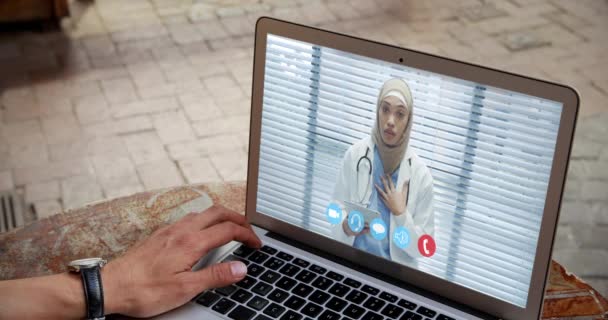 Kafkasyalı Bir Adamın Laptopta Melez Bir Kadın Doktorla Görüntülü Sohbet — Stok video