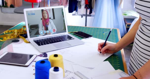 Animação Designer Caucasiano Feminino Ter Vídeo Chat Computador Portátil Com — Vídeo de Stock