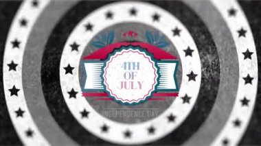 Bağımsızlık Günü 'nün 4 Temmuz Animasyonu metni, arka planda Amerikan bayrak yıldızları ve çizgileriyle dönen daireler. Amerikan bayrağı vatanseverliği. Bağımsızlık kavramı dijital olarak oluşturuldu..