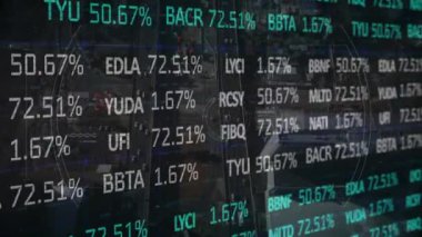 Kapsam taraması, borsa ve kara fon üzerindeki finansal veri işleme animasyonları. Küresel finansman dijital olarak oluşturulan imaj.