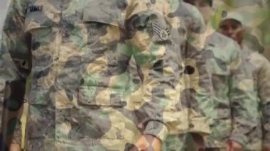 Bir grup askerin üniforma giydiği ve silah taşıdığı animasyon kamuflaj arka planında. Amerikan bayrağı vatanseverliği. Bağımsızlık kavramı dijital olarak oluşturuldu..