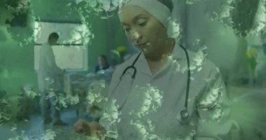 Ön planda yüzen koronavirüs hücreleriyle hastanede kameraya bakan bir kadın doktorun animasyonu. Covid 19 salgın hastalıklar sağlık bilimi tıp konsepti dijital bileşik