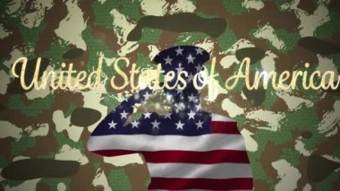 Amerika Birleşik Devletleri 'nin animasyon metni, asker selamı, kamuflaj arka planında Amerikan bayrak yıldızları ve çizgileri. Amerikan bayrağı vatanseverliği. Bağımsızlık kavramı dijital olarak oluşturuldu..