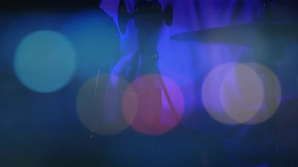 Анимация Человека Играющего Барабанах Музыкальном Концерте Несколькими Синими Огнями Текущими — стоковое видео