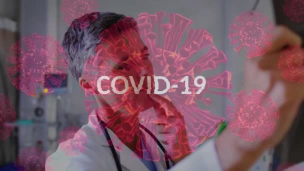 Animering Kvinnlig Läkare Som Tittar Röntgenbilder Sjukhus Med Coronavirus Celler — Stockvideo