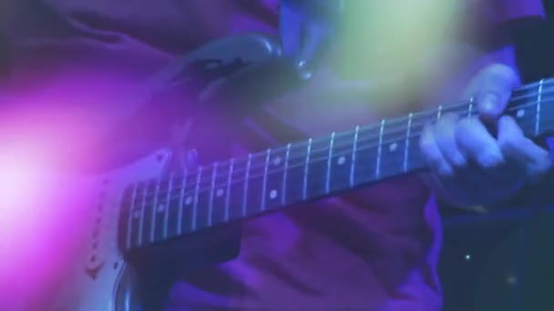 Animacja Osoby Grającej Gitarze Elektrycznej Koncercie Muzycznym Wieloma Niebieskimi Fioletowymi — Wideo stockowe