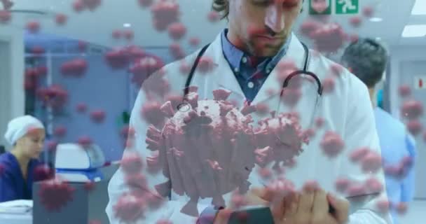 一名男医生在医院里看着摄像机的动画 前景色中漂浮着验尸官细胞 Covid 19大流行病保健科学概念数字组合 — 图库视频影像