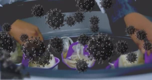 Animação Células Macro Coronavírus Flutuando Contra Uma Cientista Trabalhando Laboratório — Vídeo de Stock
