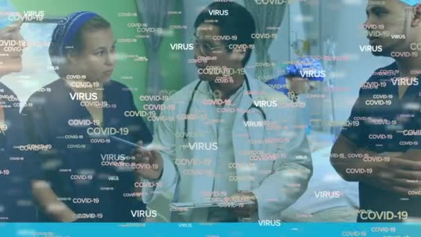 Hastanede Bir Sağlık Ekibinin Planda Yüzen Virus Kelimeleriyle Tartıştığı Animasyon — Stok video