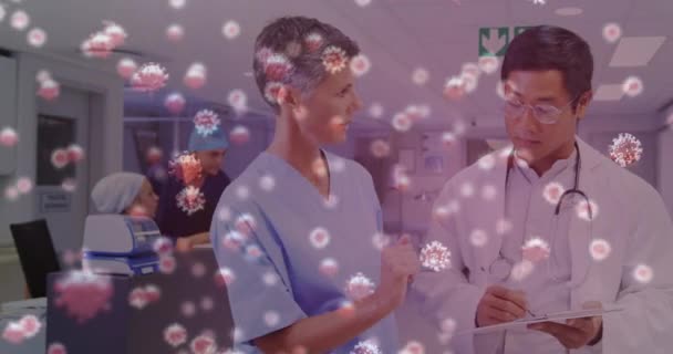 Animación Médico Una Enfermera Discutiendo Hospital Con Células Del Coronavirus — Vídeo de stock