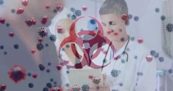 Animación Una Doctora Discutiendo Hospital Con Icono Del Virus Células — Vídeo de stock