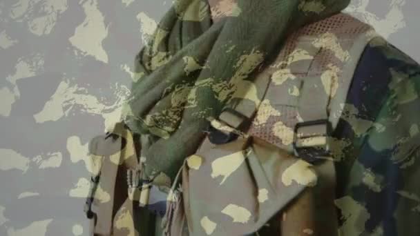 Animación Soldado Reflexivo Vistiendo Uniforme Del Ejército Casco Sobre Fondo — Vídeo de stock